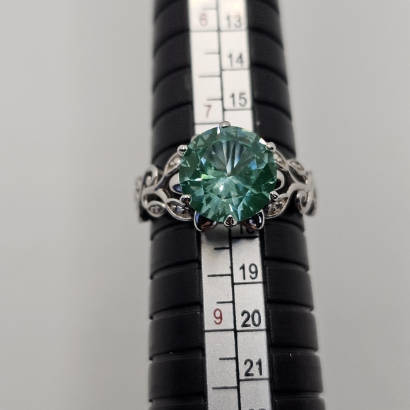 Enchanting Lab Created Green Spinel Sterling Silver Ring Size 8! - Picture 7 of 8